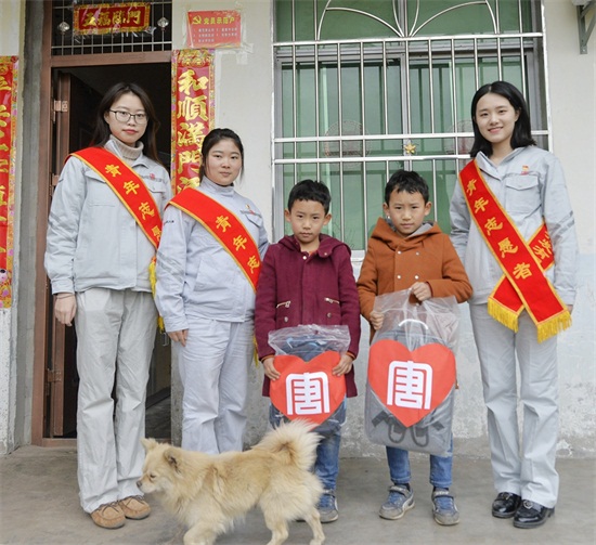 2019年3月3日，大唐亭子口公司团委到苍溪县岫云村开展“精准扶贫传承雷峰精神”主题活动。（黄维胜 摄）3.jpg