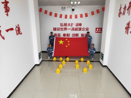 图2：凉山海口风电场一线职工“我与国旗同框创意合影”，喜迎新中国成立70周年.jpg
