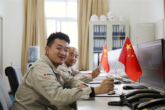 图4：广元何家山风电场一线职工“我与国旗相伴坚守”合影，喜迎新中国成立70周年.jpg