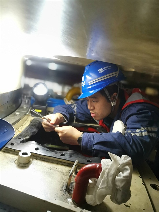 机械设备铁疙瘩，维护人员蹲又爬。冯雷摄.jpg