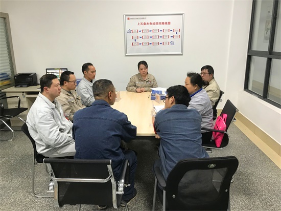 看他们，检修人员正在进行班前会，分析危险点、讨论今日工作任务.jpg