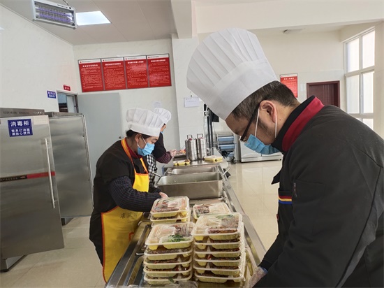 食堂工作人员正在打包.jpg