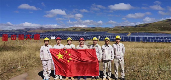 图1：新能源分公司甘孜火古龙光伏电站值守守人员坚守岗位，手执国旗喜迎中秋国庆佳节.jpg