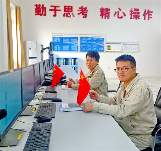 图4：大唐四川新能源分公司广元望江坪风电场运行人员正坚守在工作岗位上保安全增发电，为中秋国庆佳节点亮万家灯火。.jpg