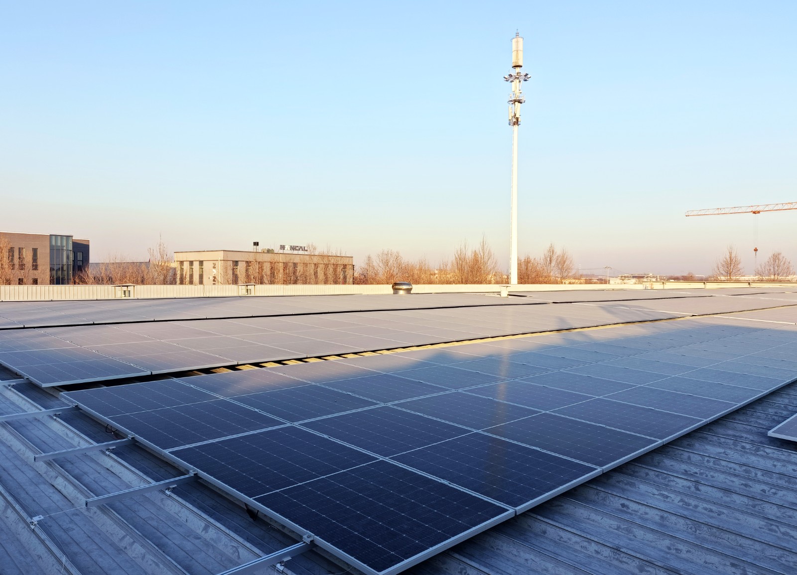 推动"风光水火储"一体化,开发蓄热蓄冷,电化学储能等用户侧储能,与